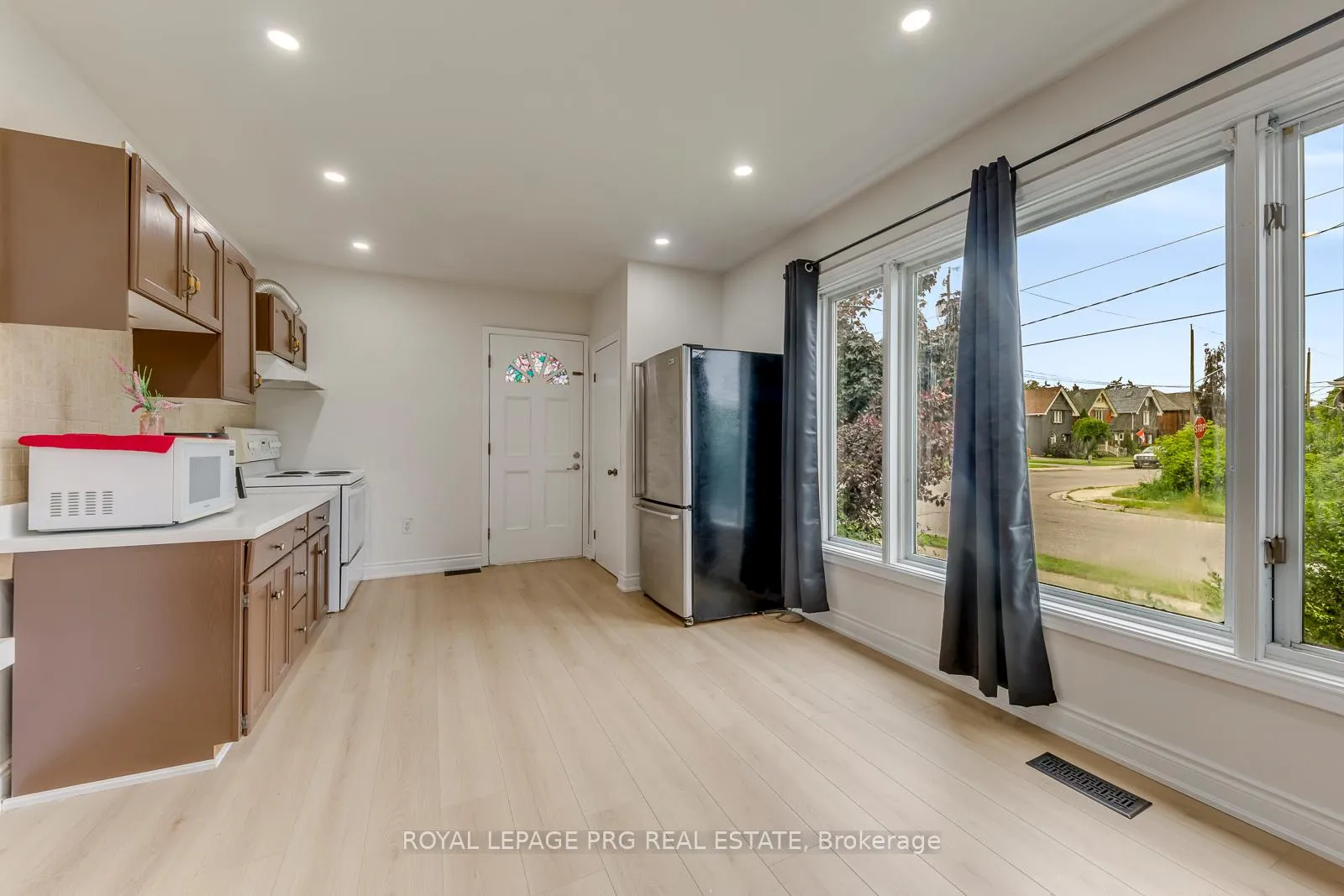 Photo 10 of 54 Walter Street, Brantford, Eagle Place East — HOMEH