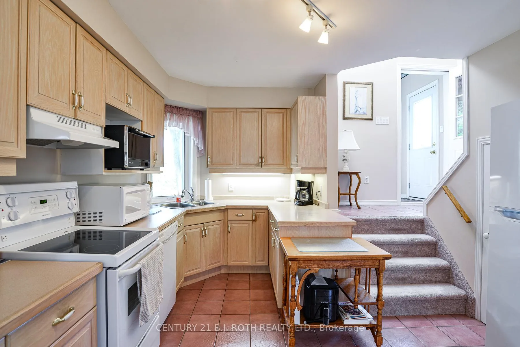 Photo 9 of 100 Lake Avenue, Ramara, Brechin — HOMEH