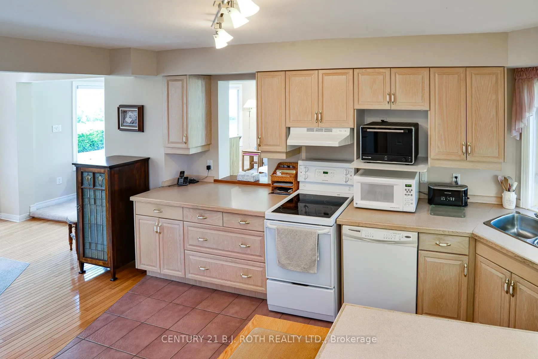 Photo 16 of 100 Lake Avenue, Ramara, Brechin — HOMEH