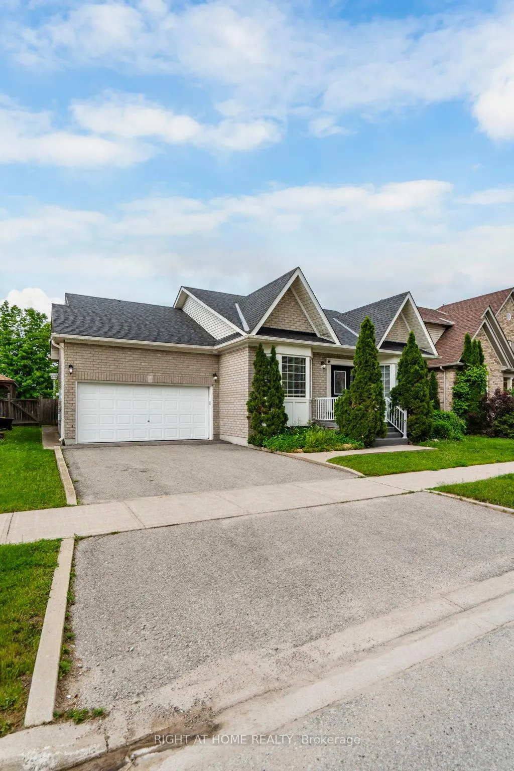 Photo 2 of 13 Thrushwood Drive, Barrie, 400 West — HOMEH