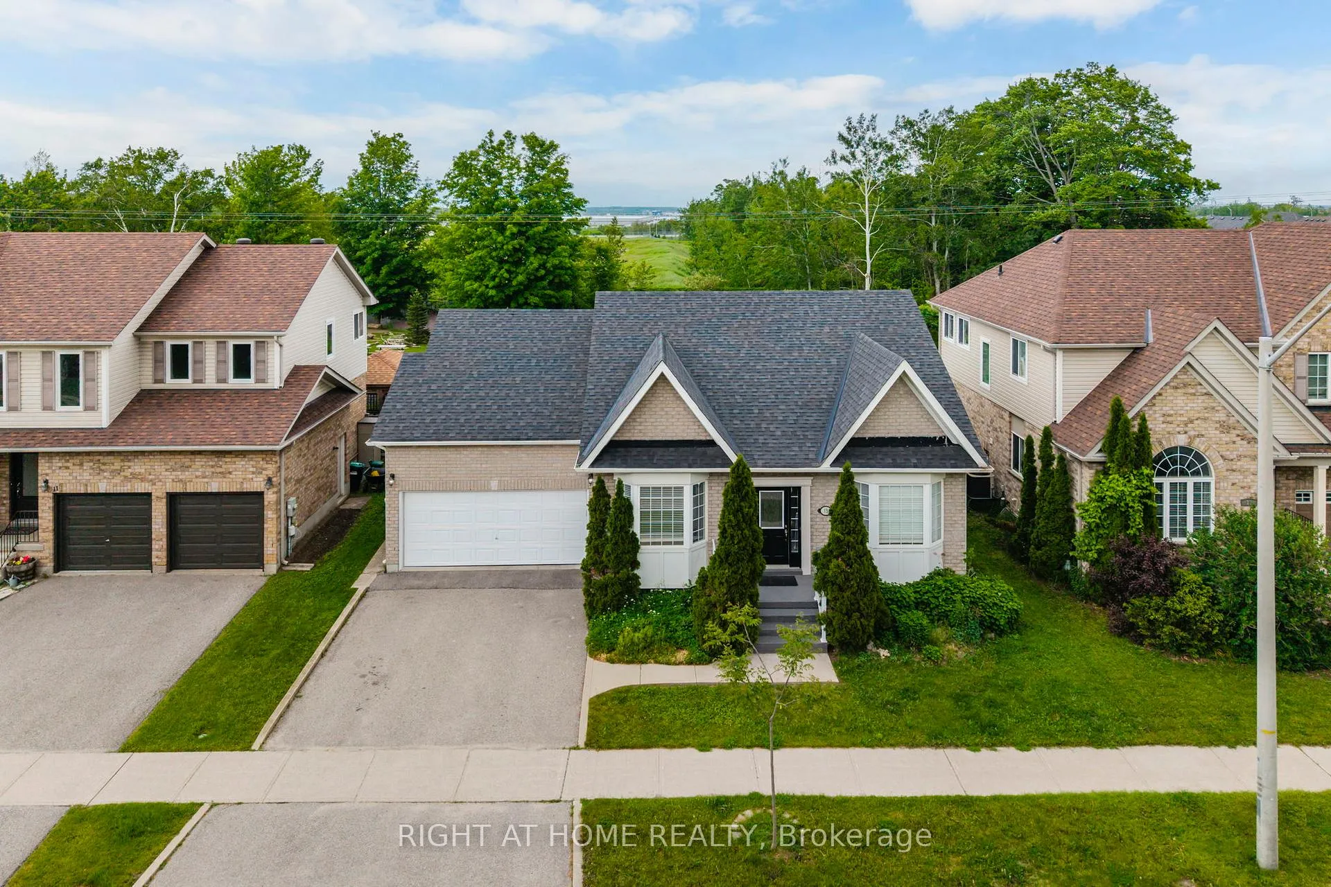 Photo 3 of 13 Thrushwood Drive, Barrie, 400 West — HOMEH