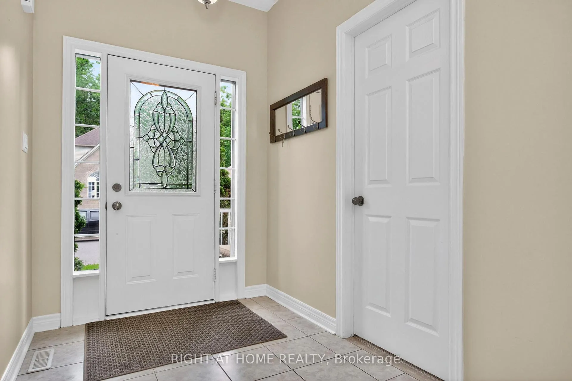 Photo 6 of 13 Thrushwood Drive, Barrie, 400 West — HOMEH