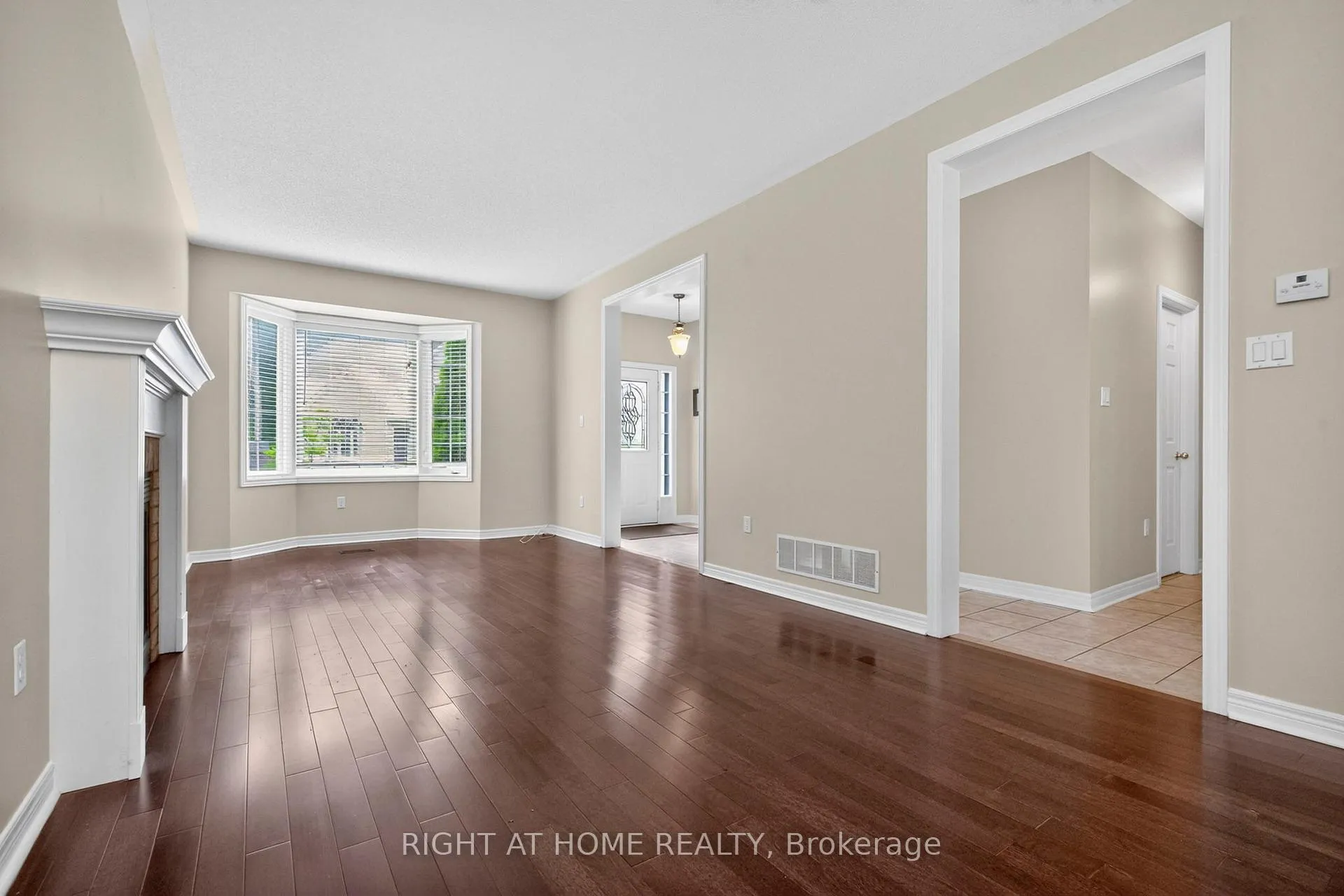 Photo 7 of 13 Thrushwood Drive, Barrie, 400 West — HOMEH
