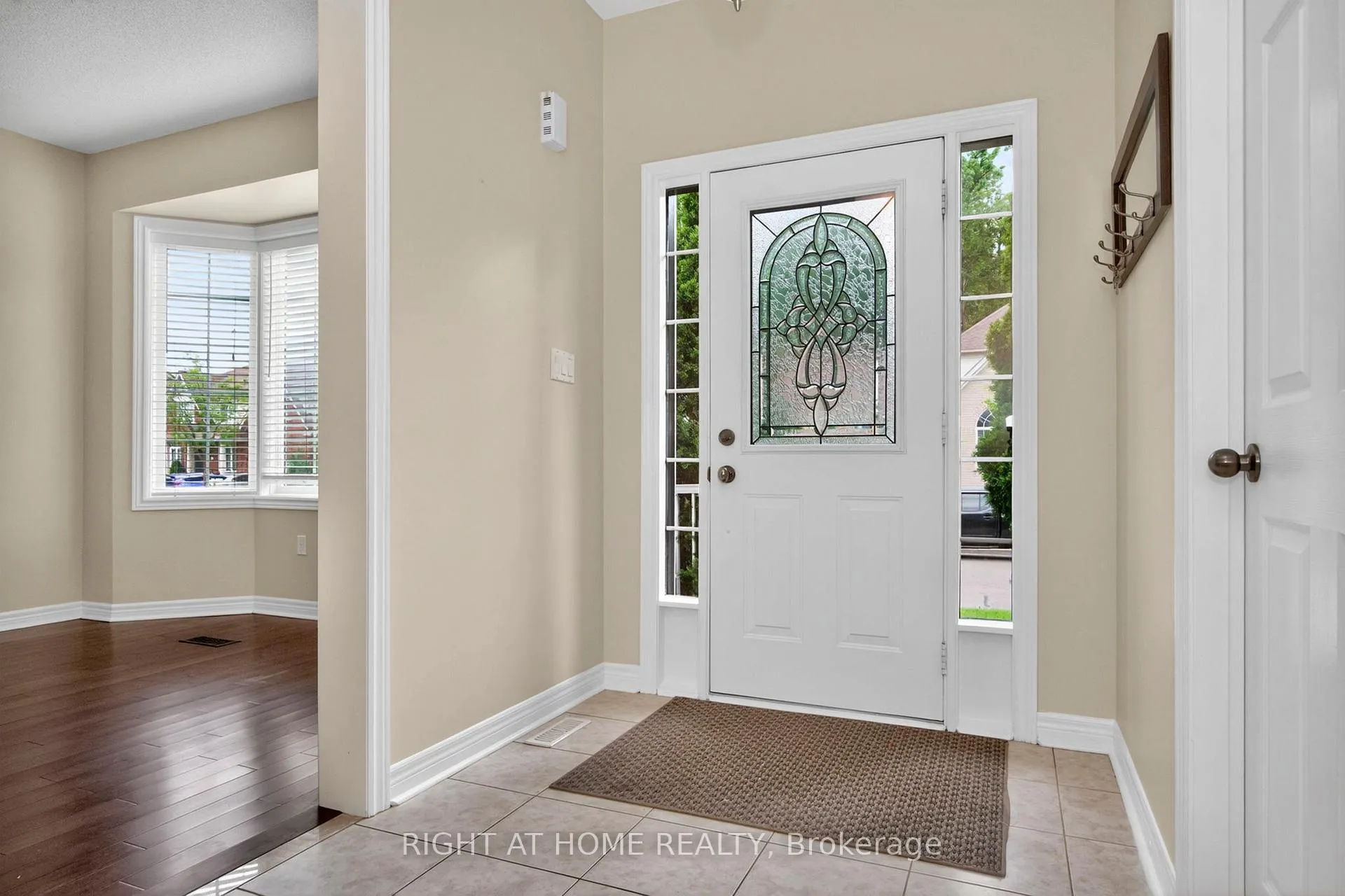 Photo 8 of 13 Thrushwood Drive, Barrie, 400 West — HOMEH