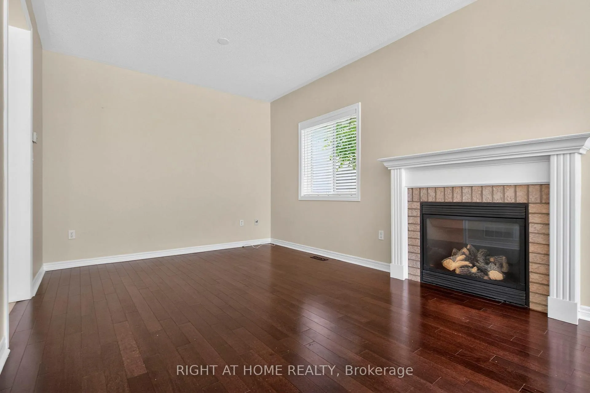 Photo 9 of 13 Thrushwood Drive, Barrie, 400 West — HOMEH