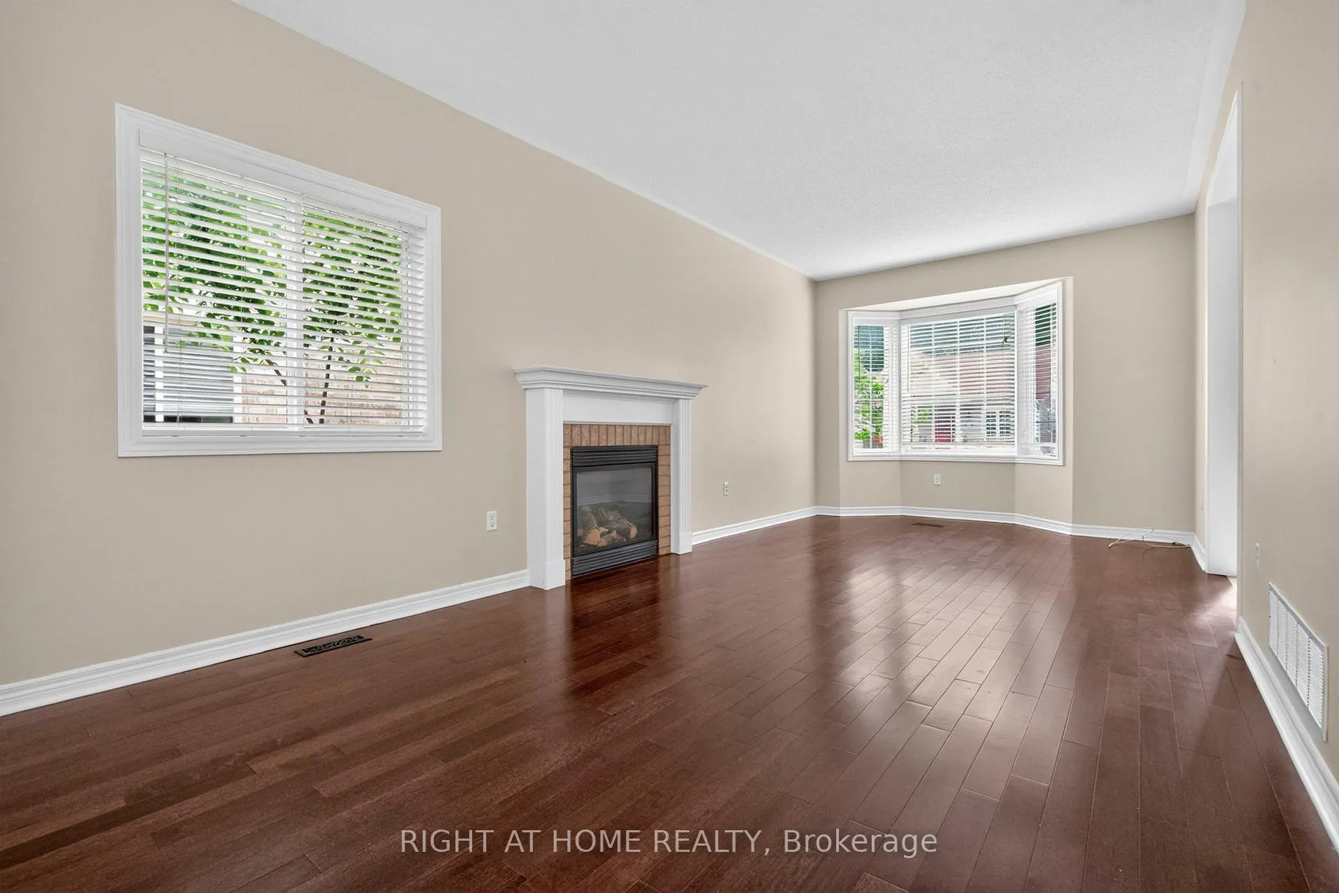 Photo 10 of 13 Thrushwood Drive, Barrie, 400 West — HOMEH