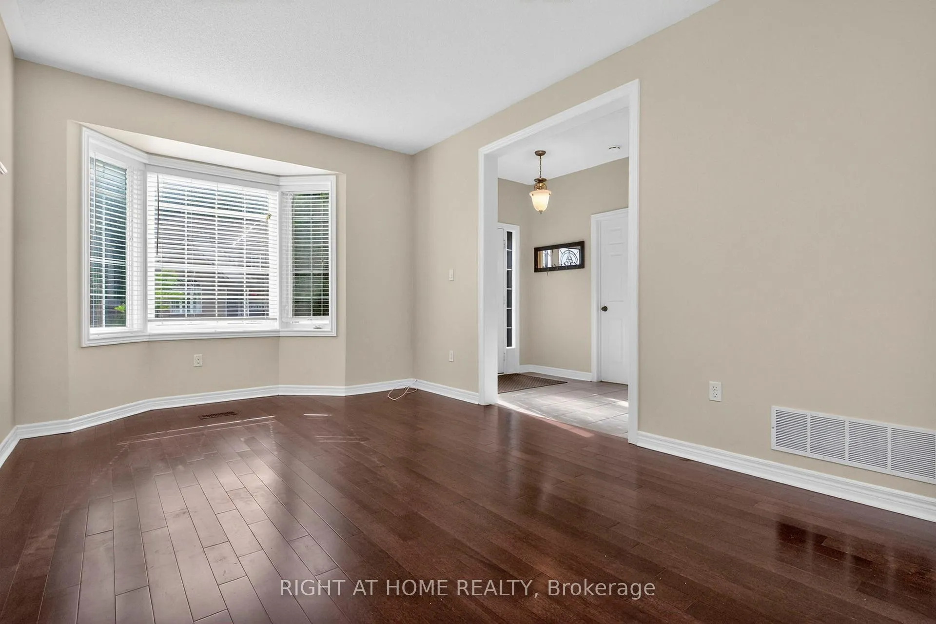 Photo 12 of 13 Thrushwood Drive, Barrie, 400 West — HOMEH