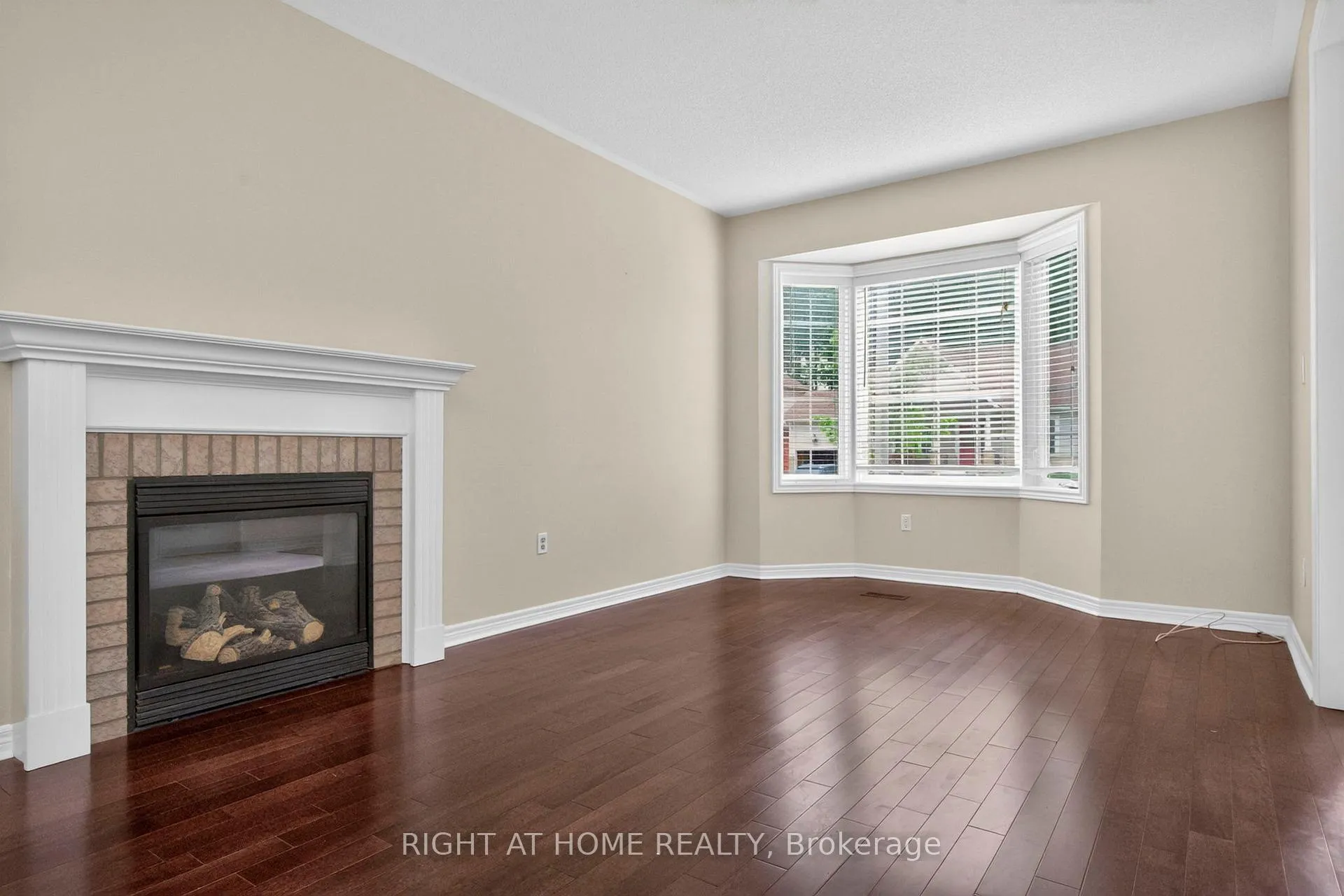Photo 13 of 13 Thrushwood Drive, Barrie, 400 West — HOMEH
