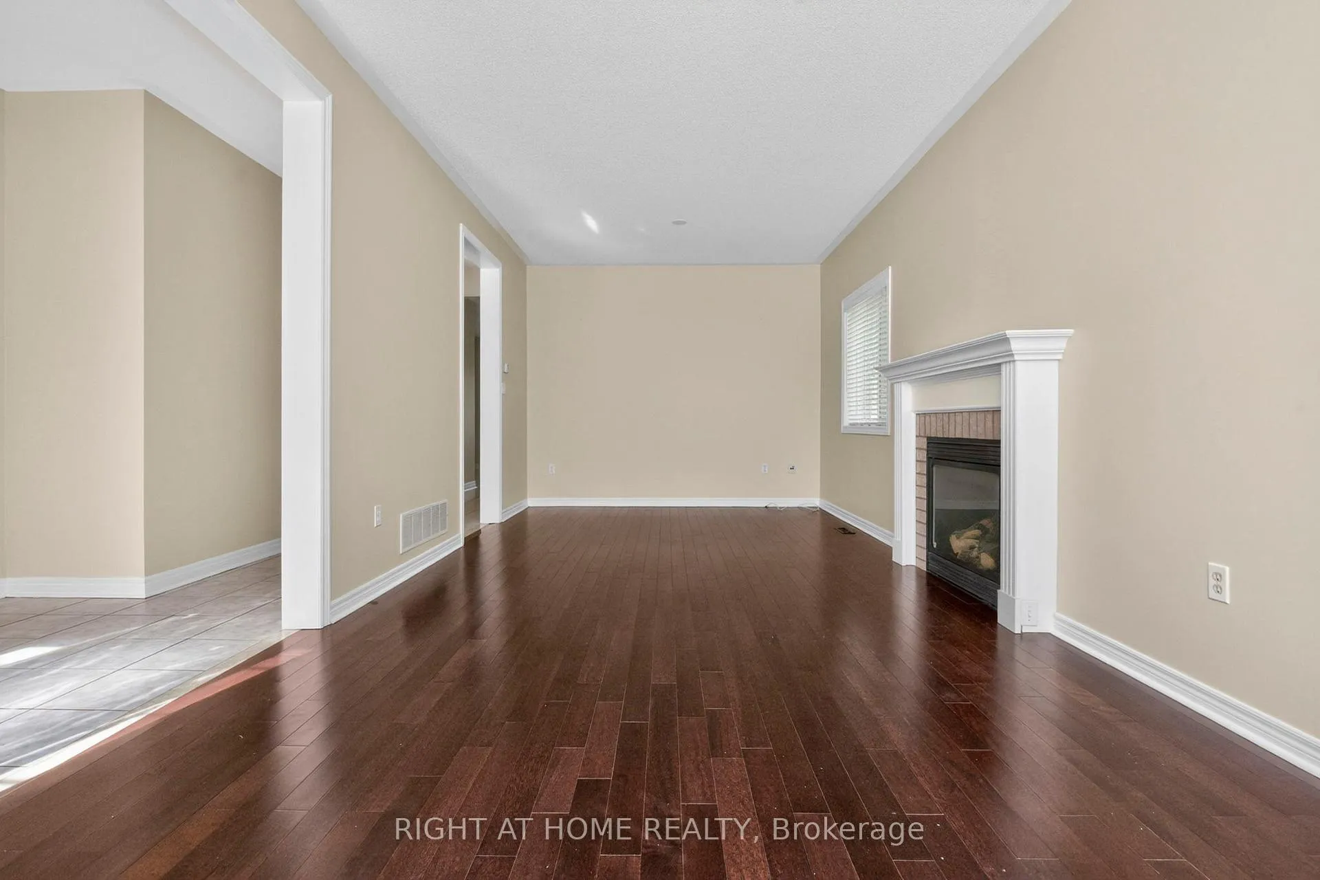 Photo 15 of 13 Thrushwood Drive, Barrie, 400 West — HOMEH
