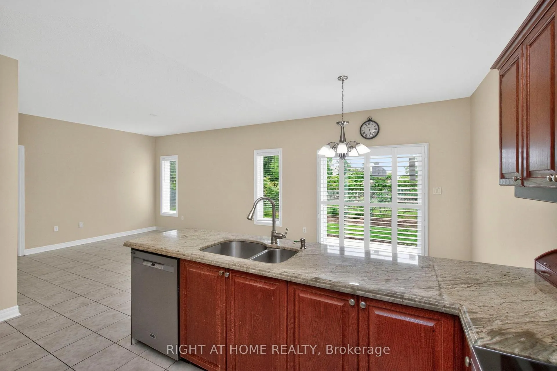 Photo 16 of 13 Thrushwood Drive, Barrie, 400 West — HOMEH