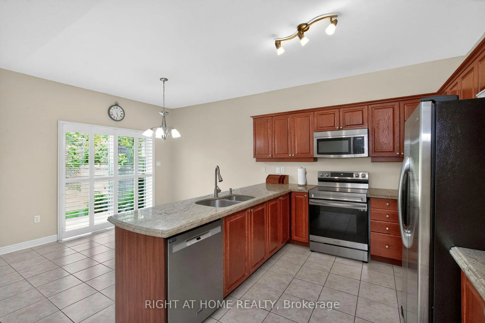 Photo 18 of 13 Thrushwood Drive, Barrie, 400 West — HOMEH