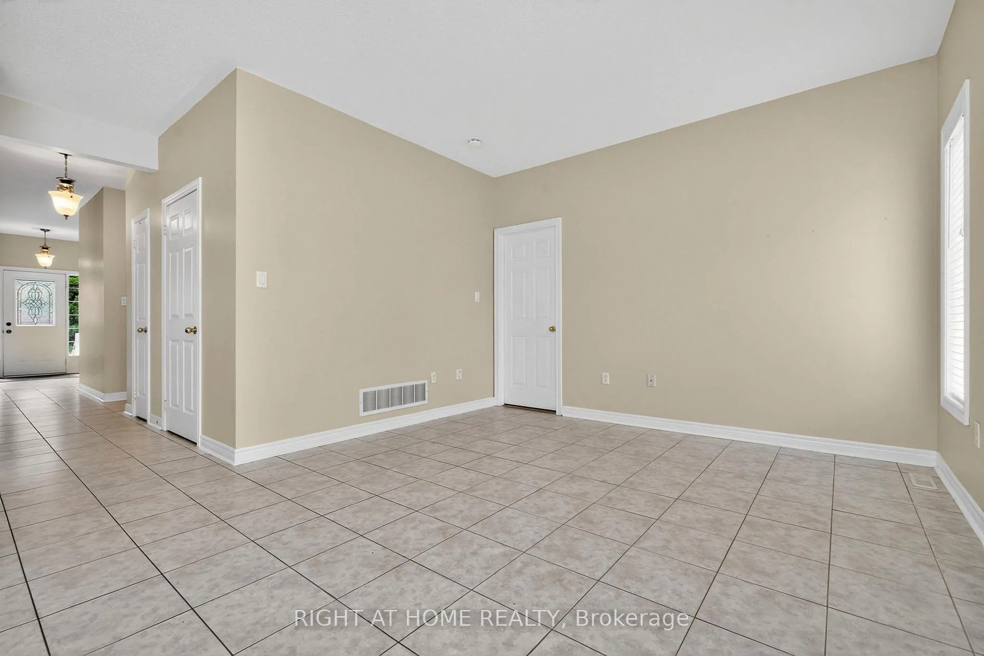 Photo 21 of 13 Thrushwood Drive, Barrie, 400 West — HOMEH
