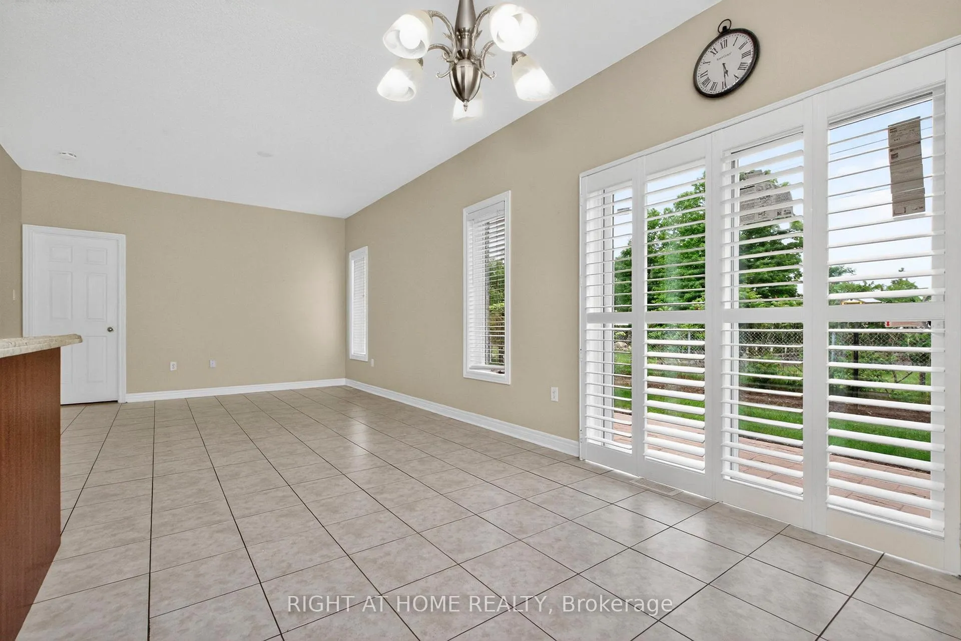 Photo 25 of 13 Thrushwood Drive, Barrie, 400 West — HOMEH