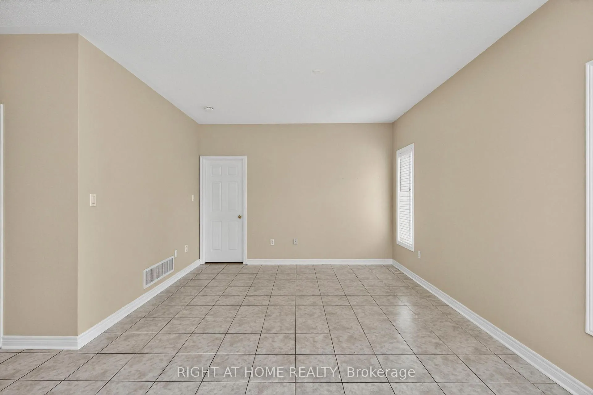 Photo 28 of 13 Thrushwood Drive, Barrie, 400 West — HOMEH