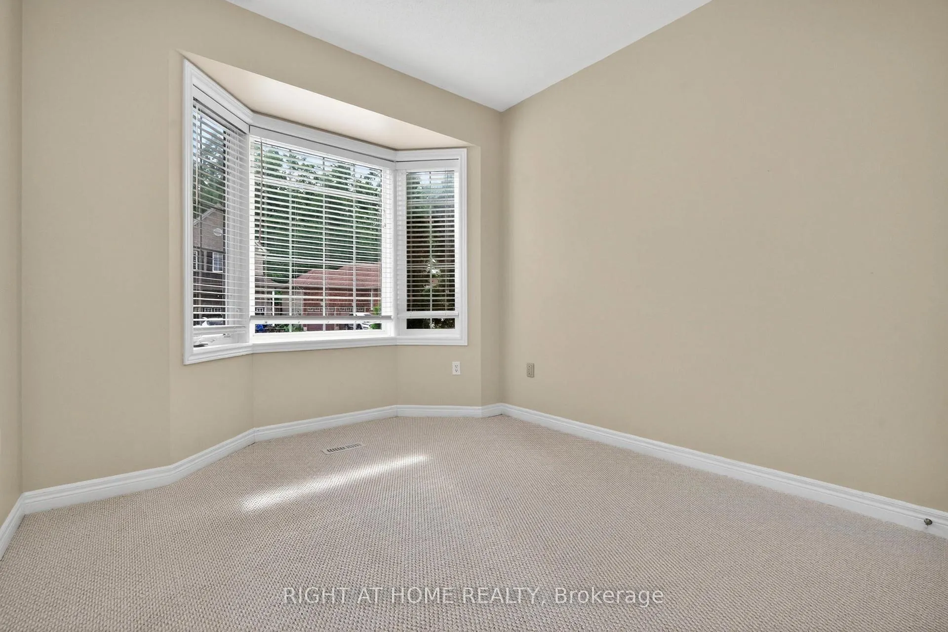 Photo 29 of 13 Thrushwood Drive, Barrie, 400 West — HOMEH
