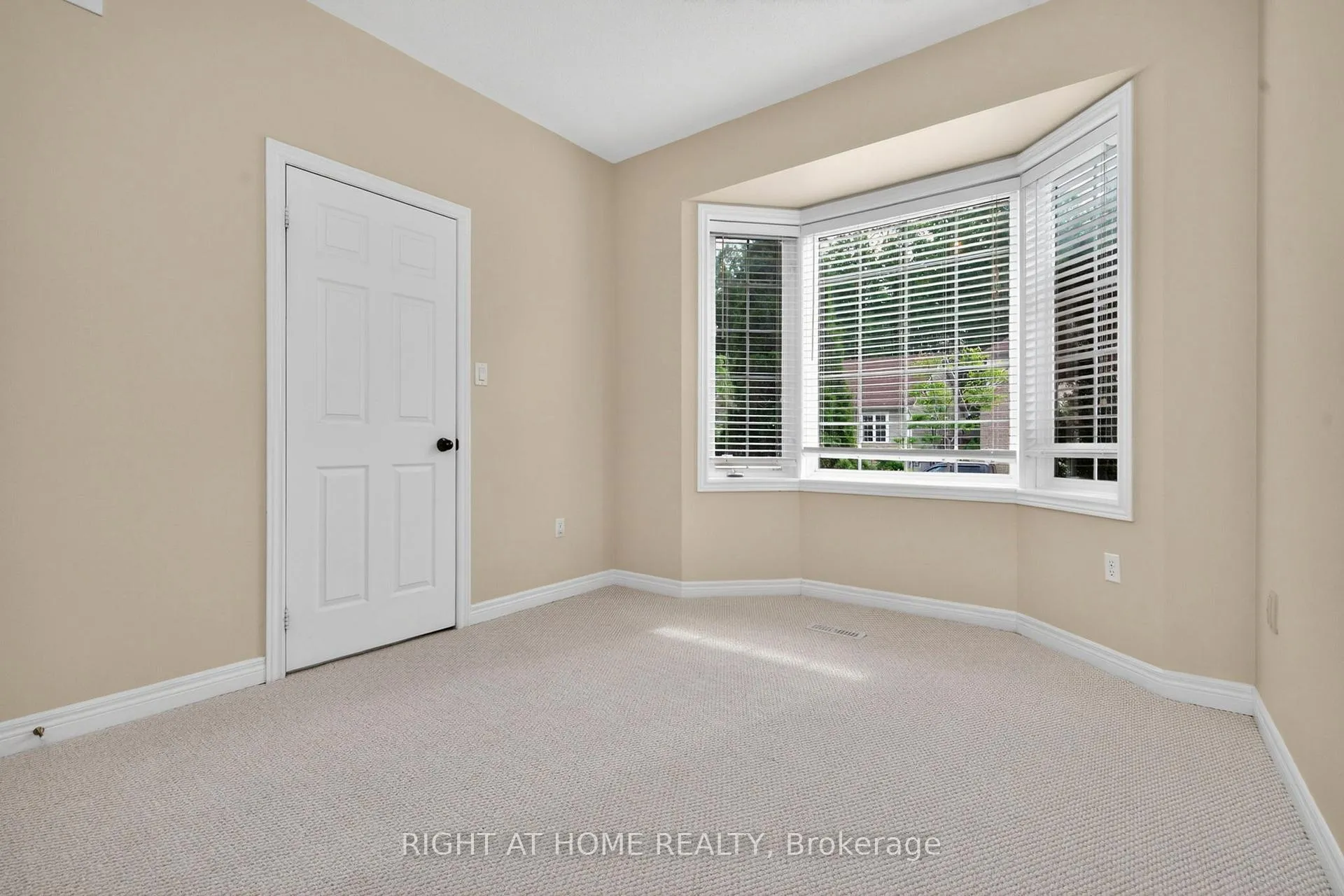 Photo 30 of 13 Thrushwood Drive, Barrie, 400 West — HOMEH
