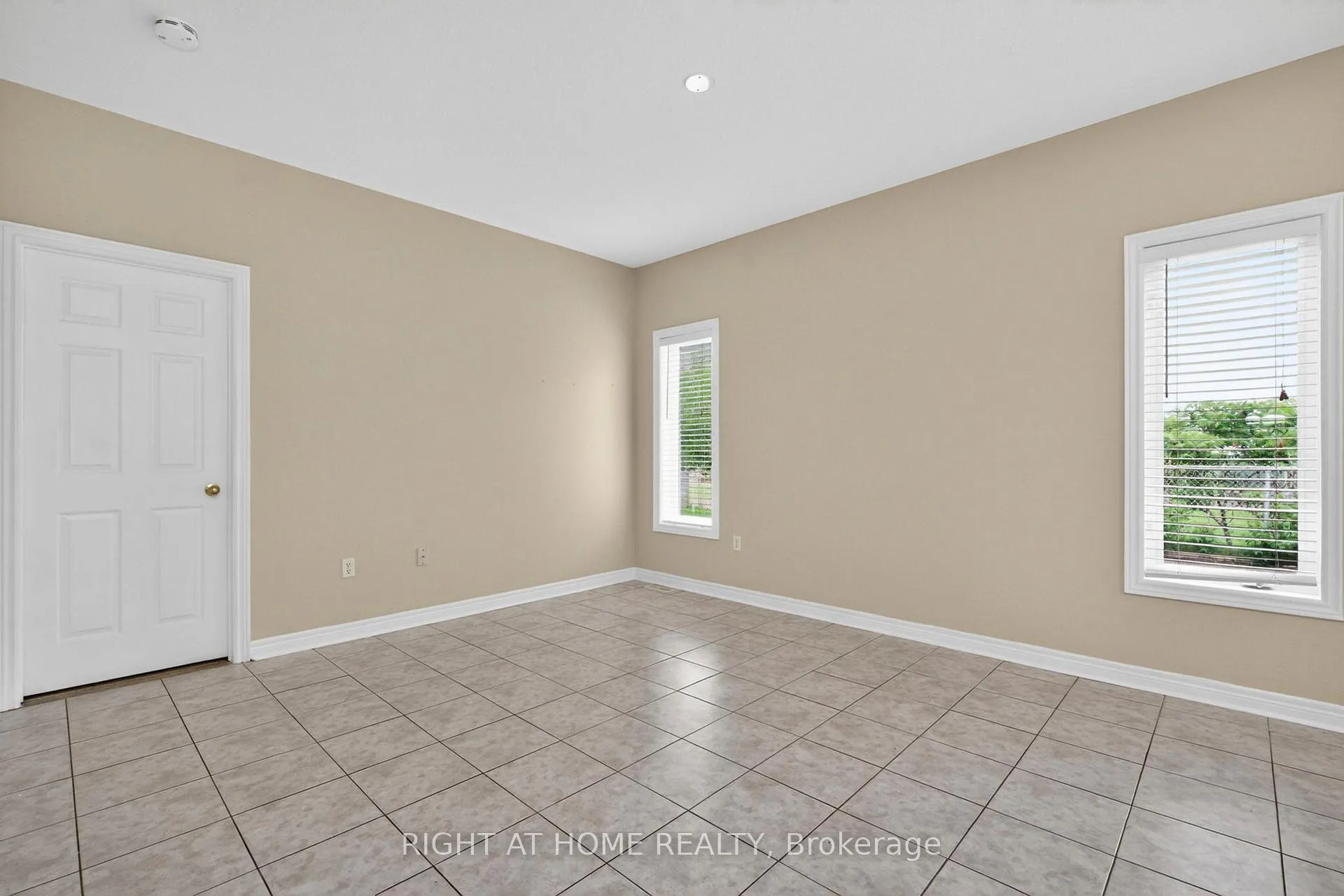 Photo 33 of 13 Thrushwood Drive, Barrie, 400 West — HOMEH