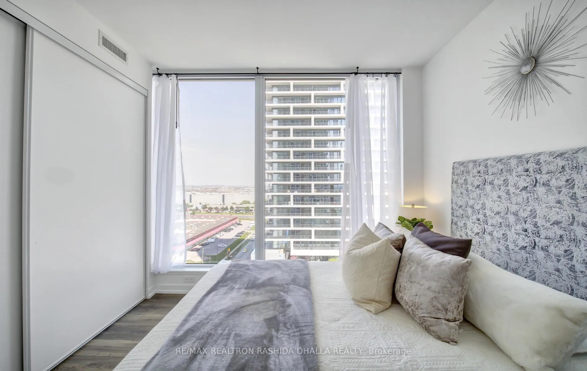 Photo 17 of Unit 1702, 898 Portage Parkway, Vaughan, Vaughan Corporate Centre — HOMEH