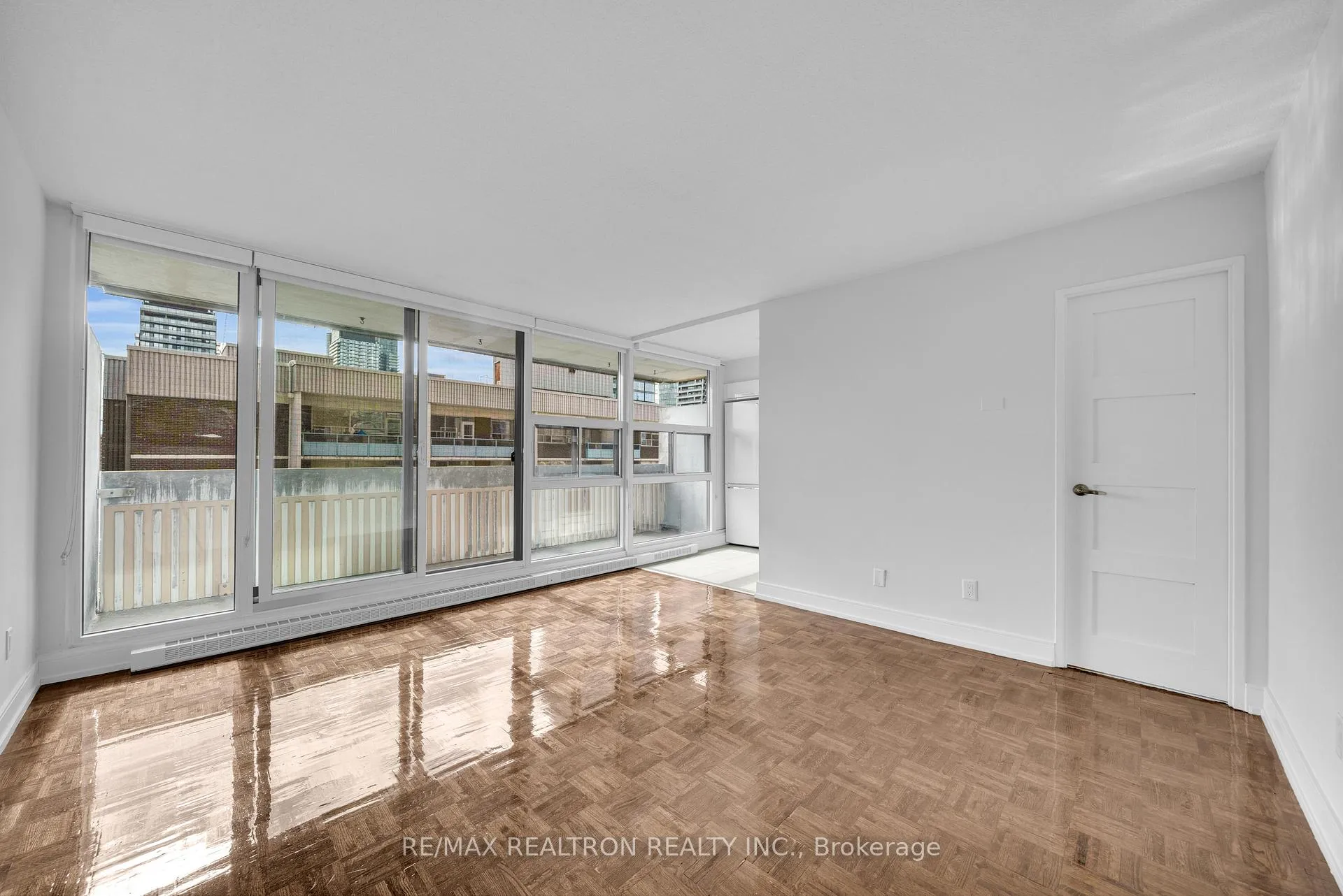 Photo 2 of Unit 414, 33 Isabella Street, Toronto, Church-Yonge Corridor — HOMEH