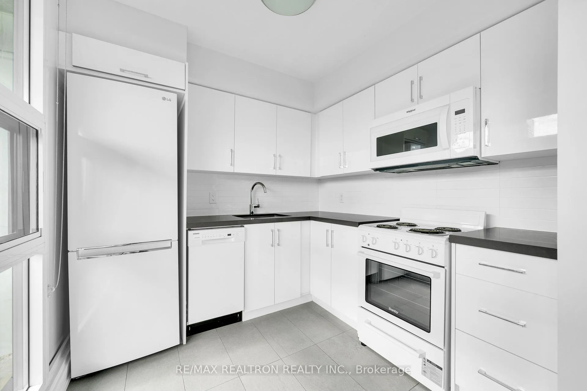 Photo 5 of Unit 414, 33 Isabella Street, Toronto, Church-Yonge Corridor — HOMEH