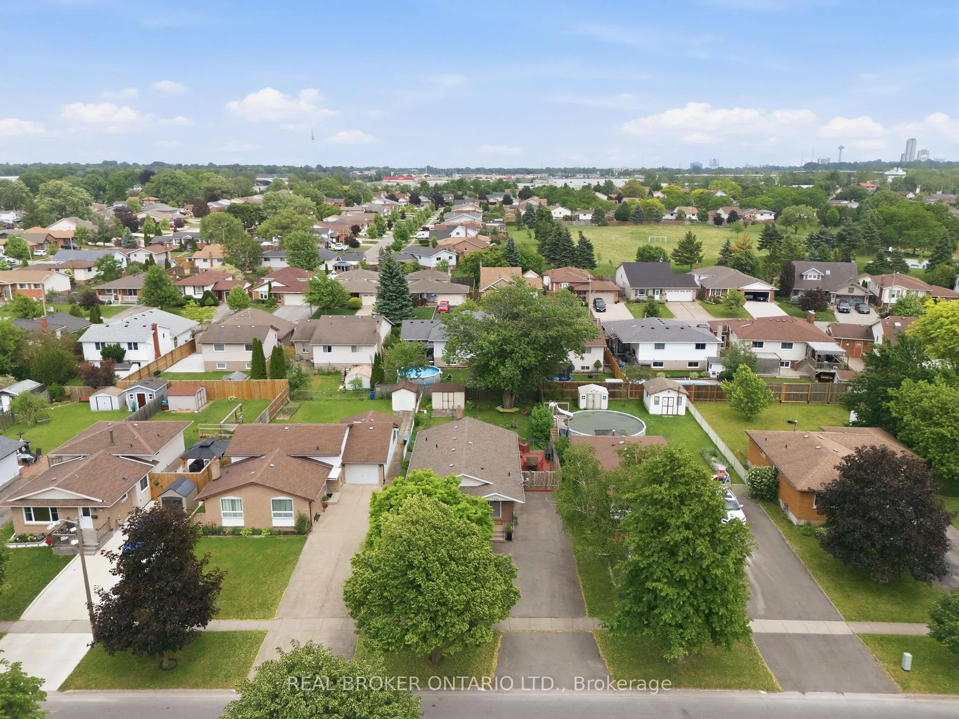 Photo 2 of 7996 Paddock Trail, Niagara Falls, Ascot — HOMEH