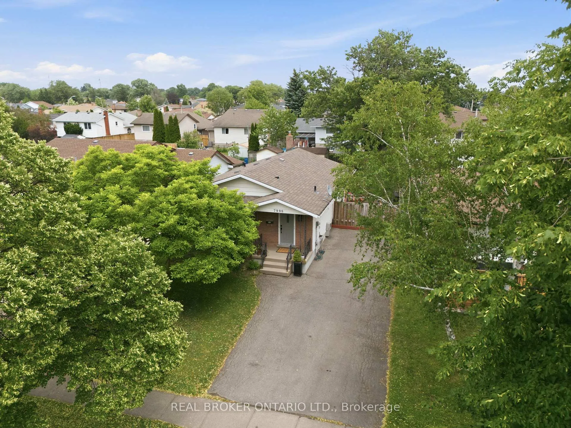 Photo 3 of 7996 Paddock Trail, Niagara Falls, Ascot — HOMEH