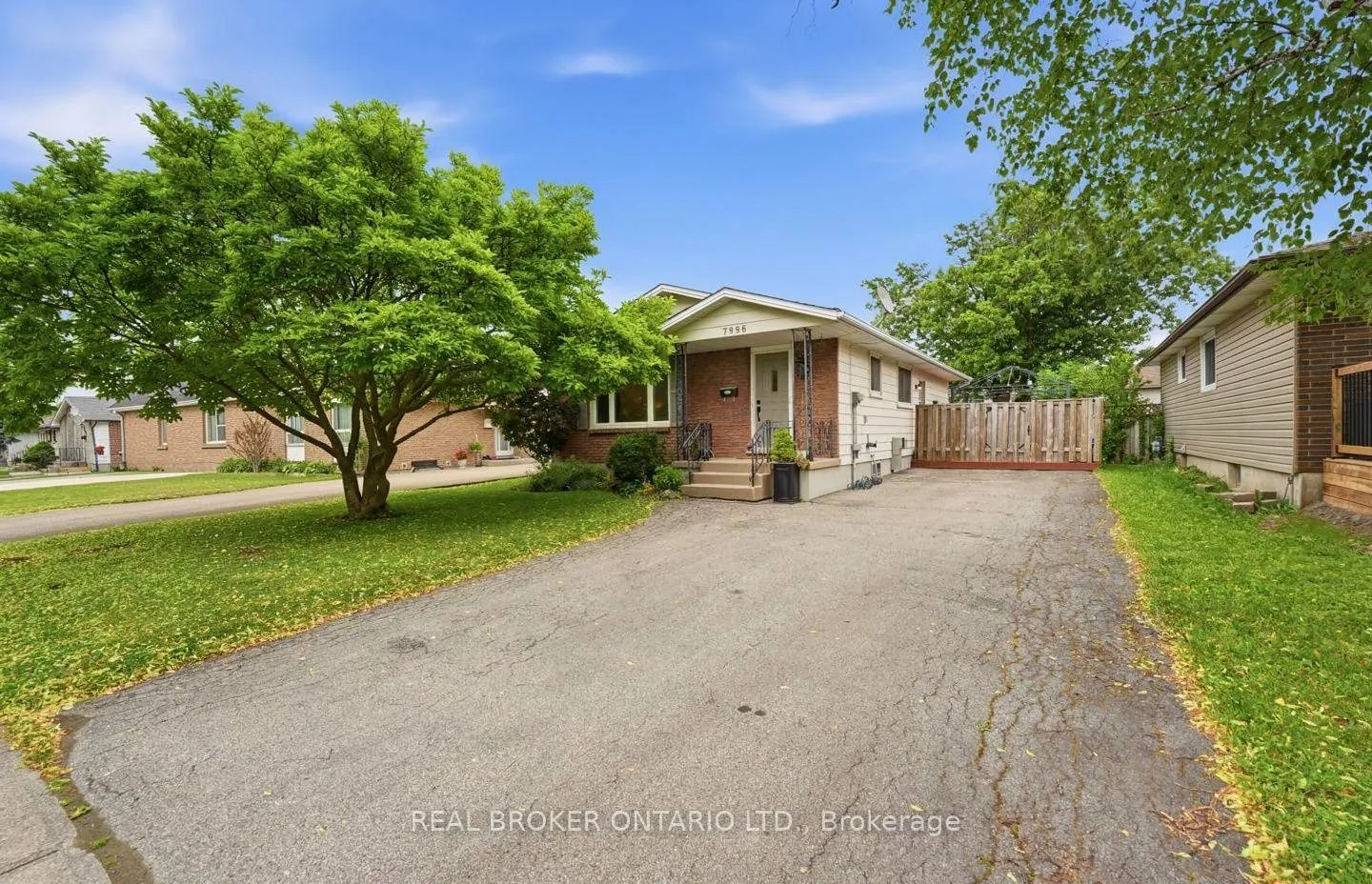 Photo 6 of 7996 Paddock Trail, Niagara Falls, Ascot — HOMEH