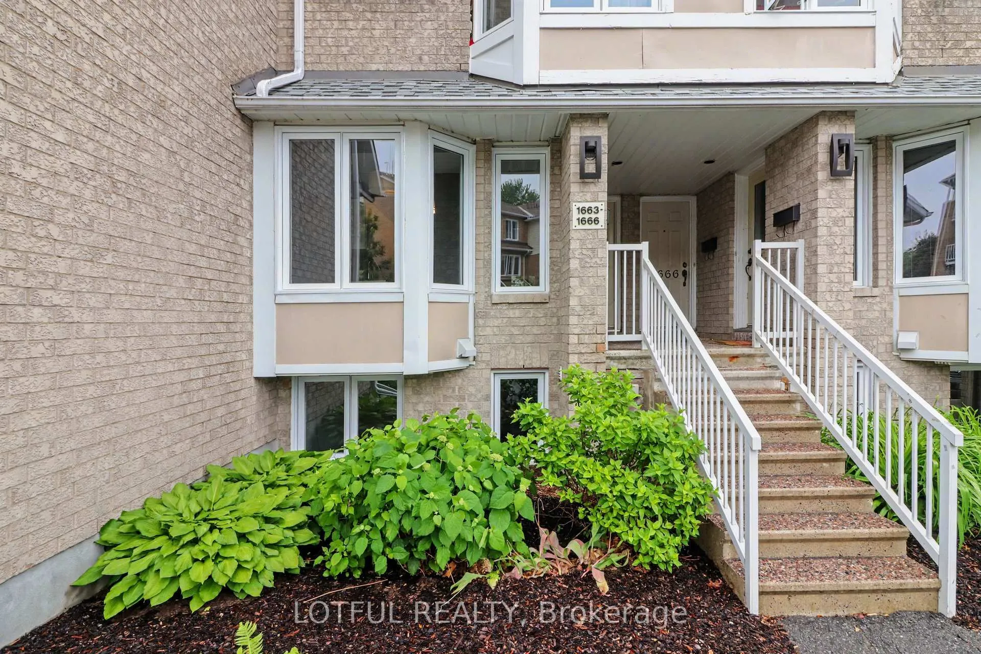 Photo 2 of 1663 Locksley Lane, Ottawa, Beaconwood — HOMEH