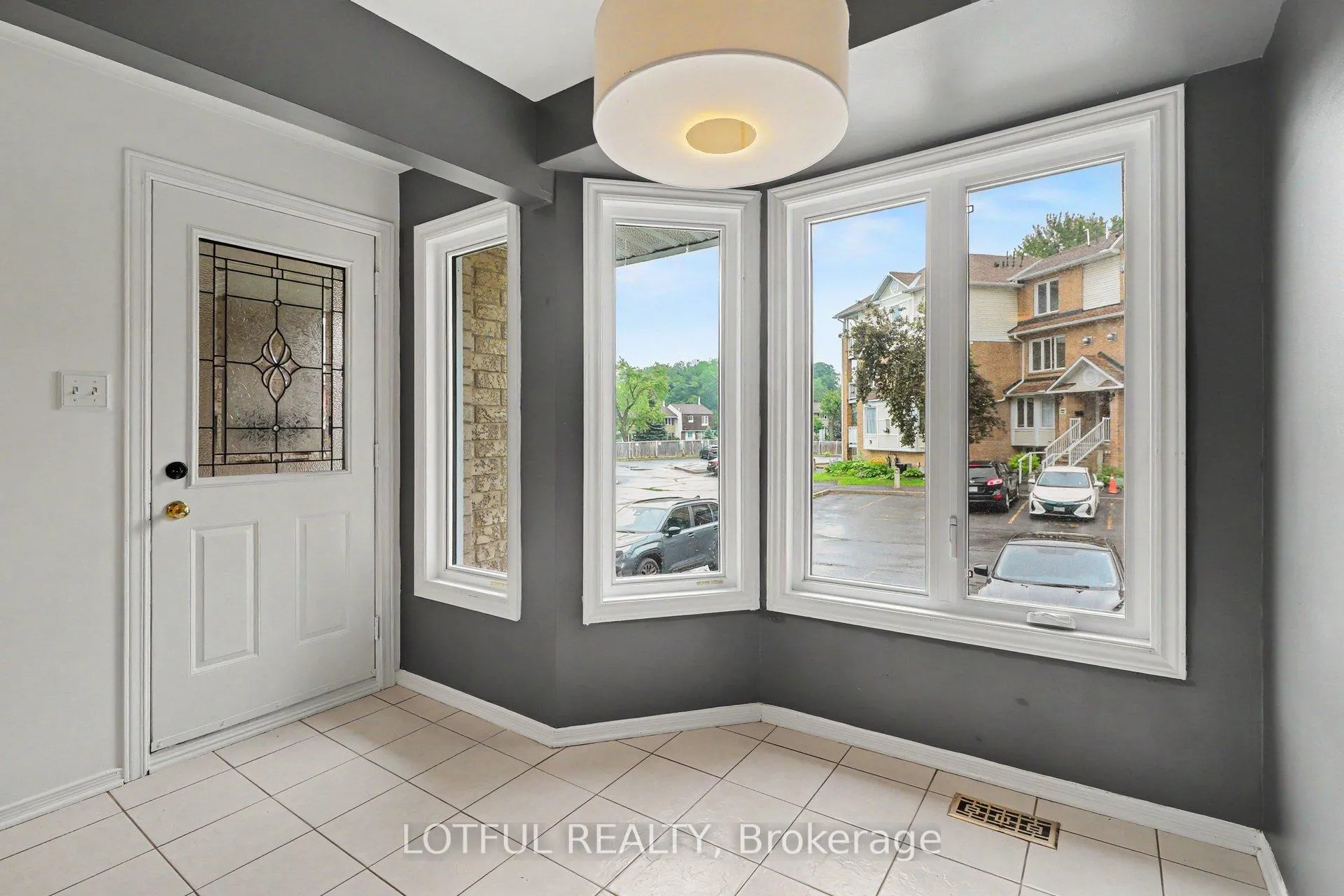 Photo 3 of 1663 Locksley Lane, Ottawa, Beaconwood — HOMEH