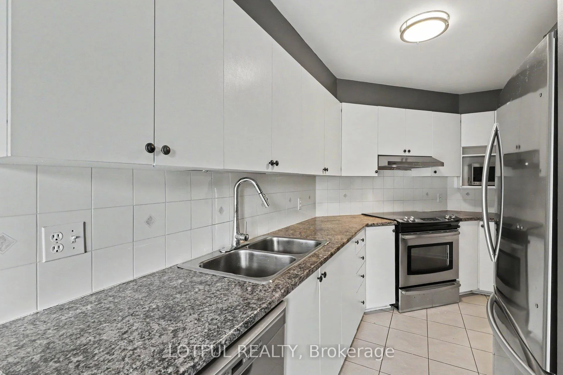 Photo 4 of 1663 Locksley Lane, Ottawa, Beaconwood — HOMEH