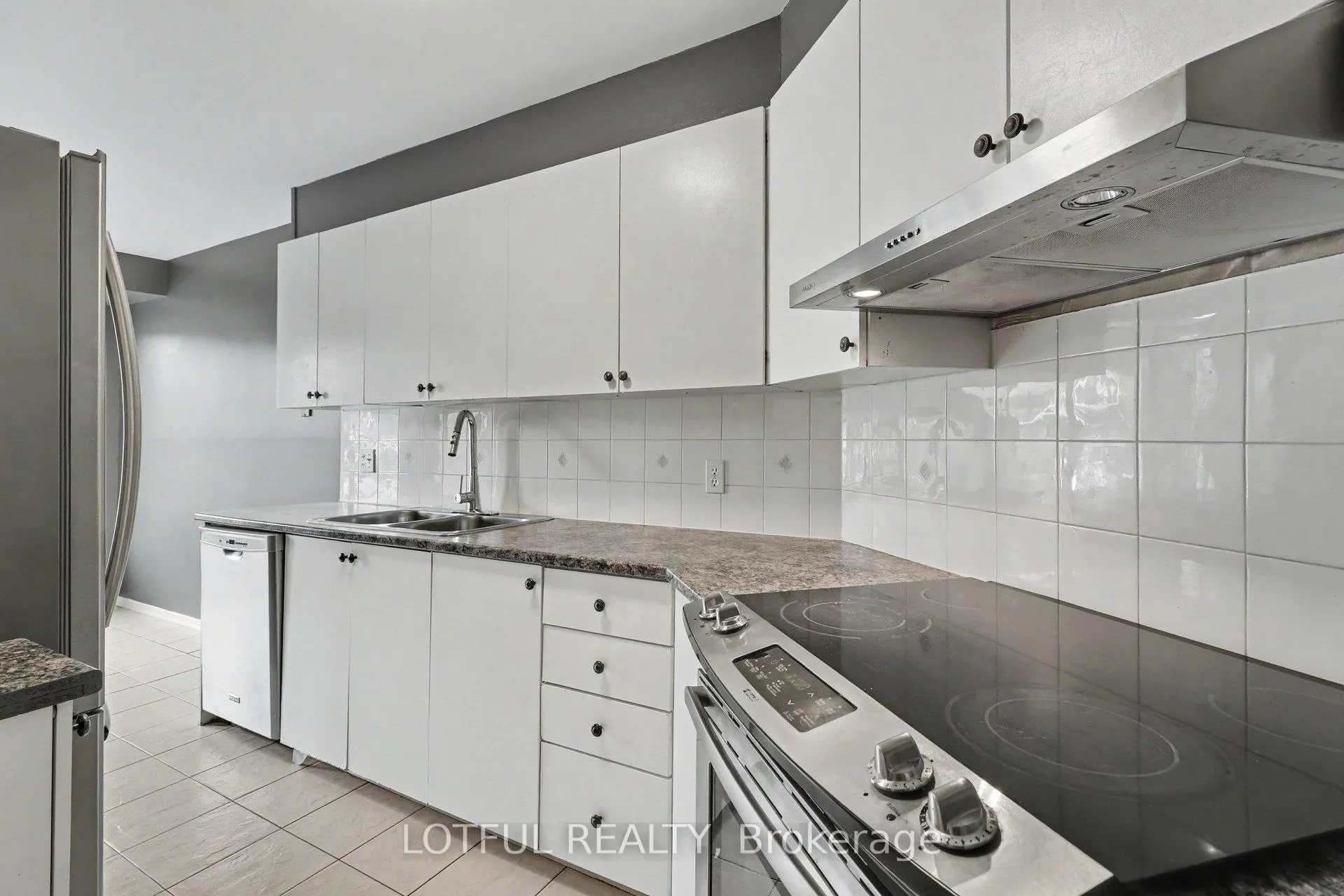 Photo 5 of 1663 Locksley Lane, Ottawa, Beaconwood — HOMEH