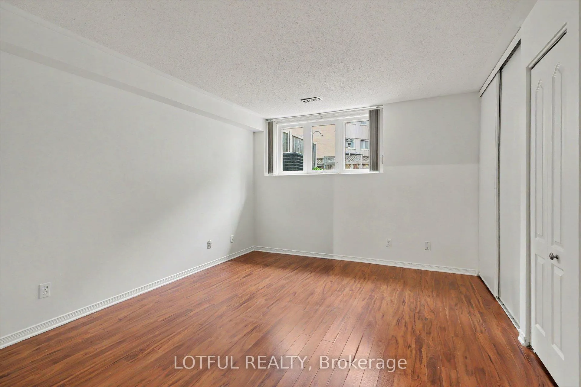 Photo 9 of 1663 Locksley Lane, Ottawa, Beaconwood — HOMEH