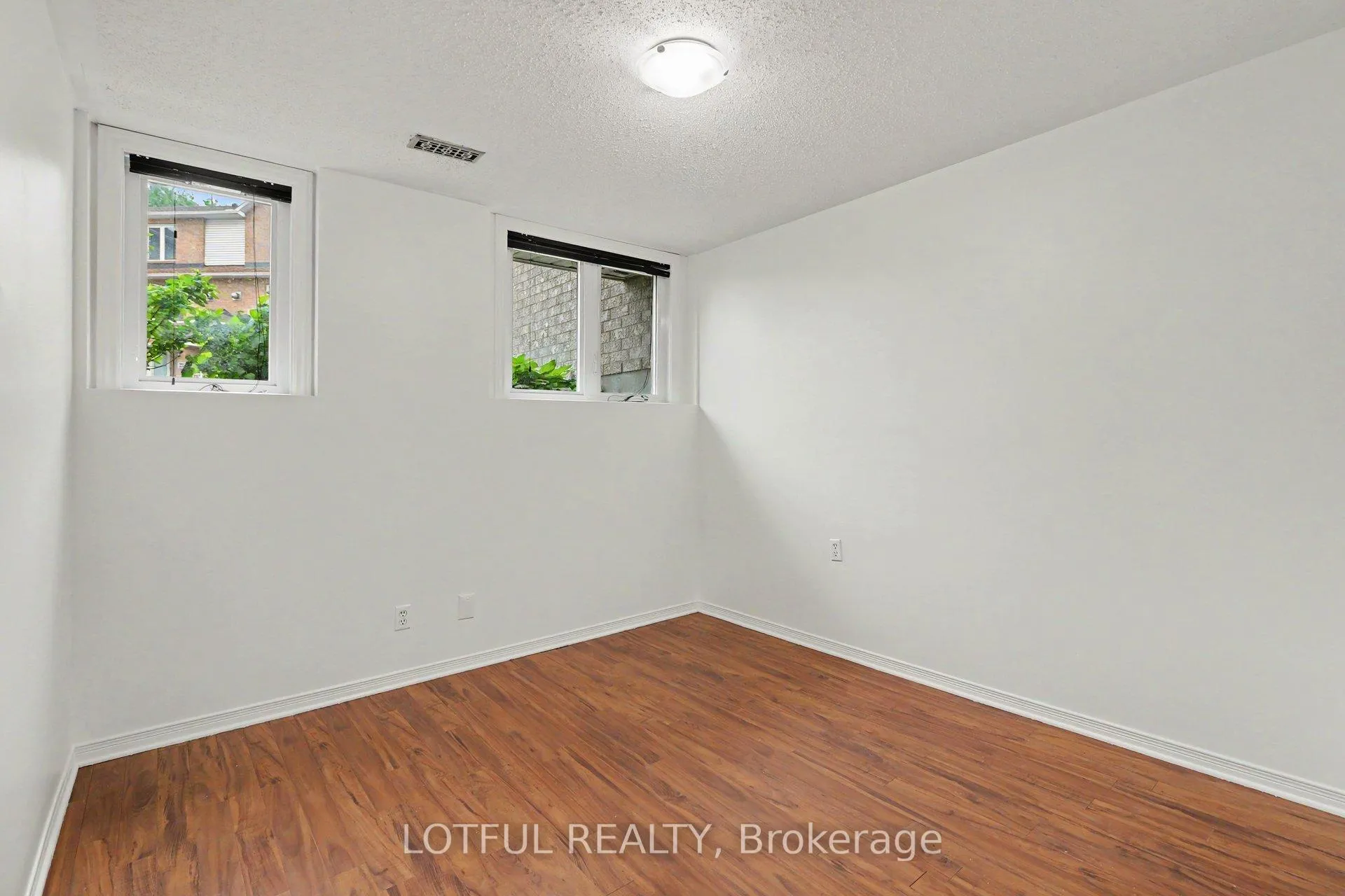 Photo 10 of 1663 Locksley Lane, Ottawa, Beaconwood — HOMEH