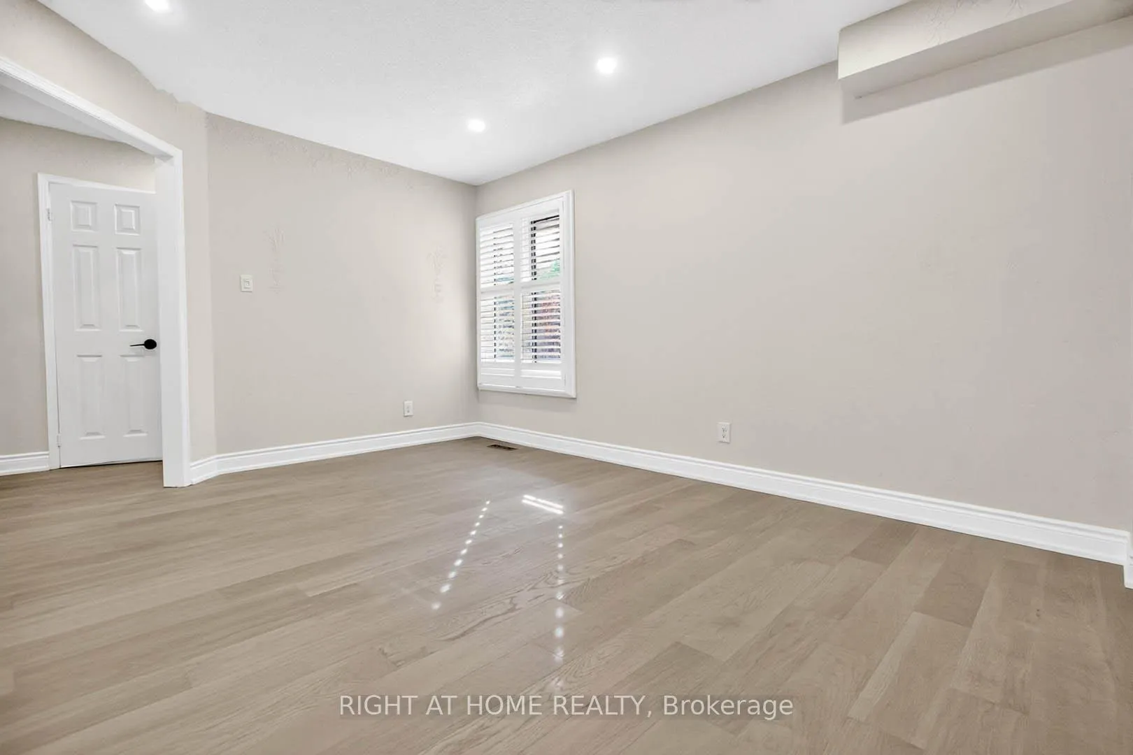Photo 5 of 247 Glenn Hawthorne Boulevard, Mississauga, Hurontario — HOMEH