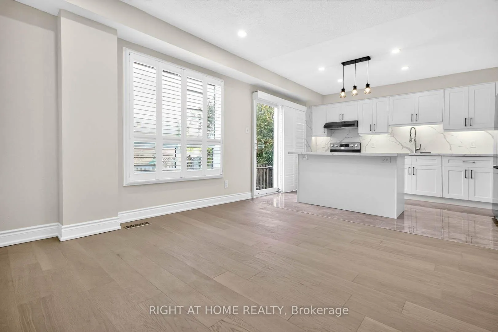 Photo 11 of 247 Glenn Hawthorne Boulevard, Mississauga, Hurontario — HOMEH