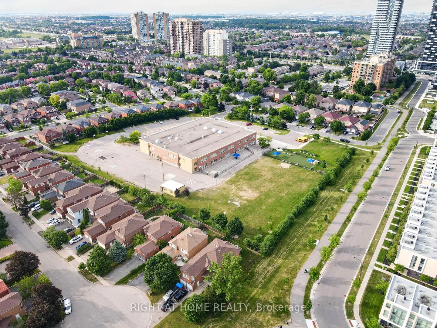 Photo 40 of 247 Glenn Hawthorne Boulevard, Mississauga, Hurontario — HOMEH