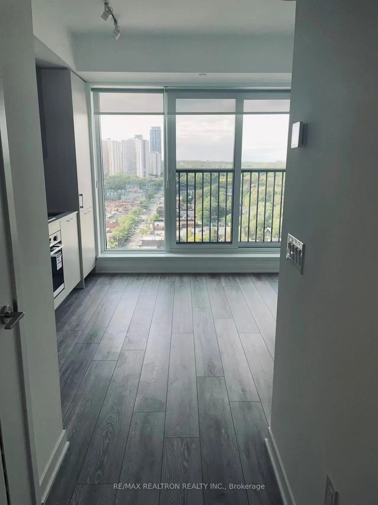 Photo 3 of Unit 1710, 10 Oak Street, Toronto, Regent Park — HOMEH