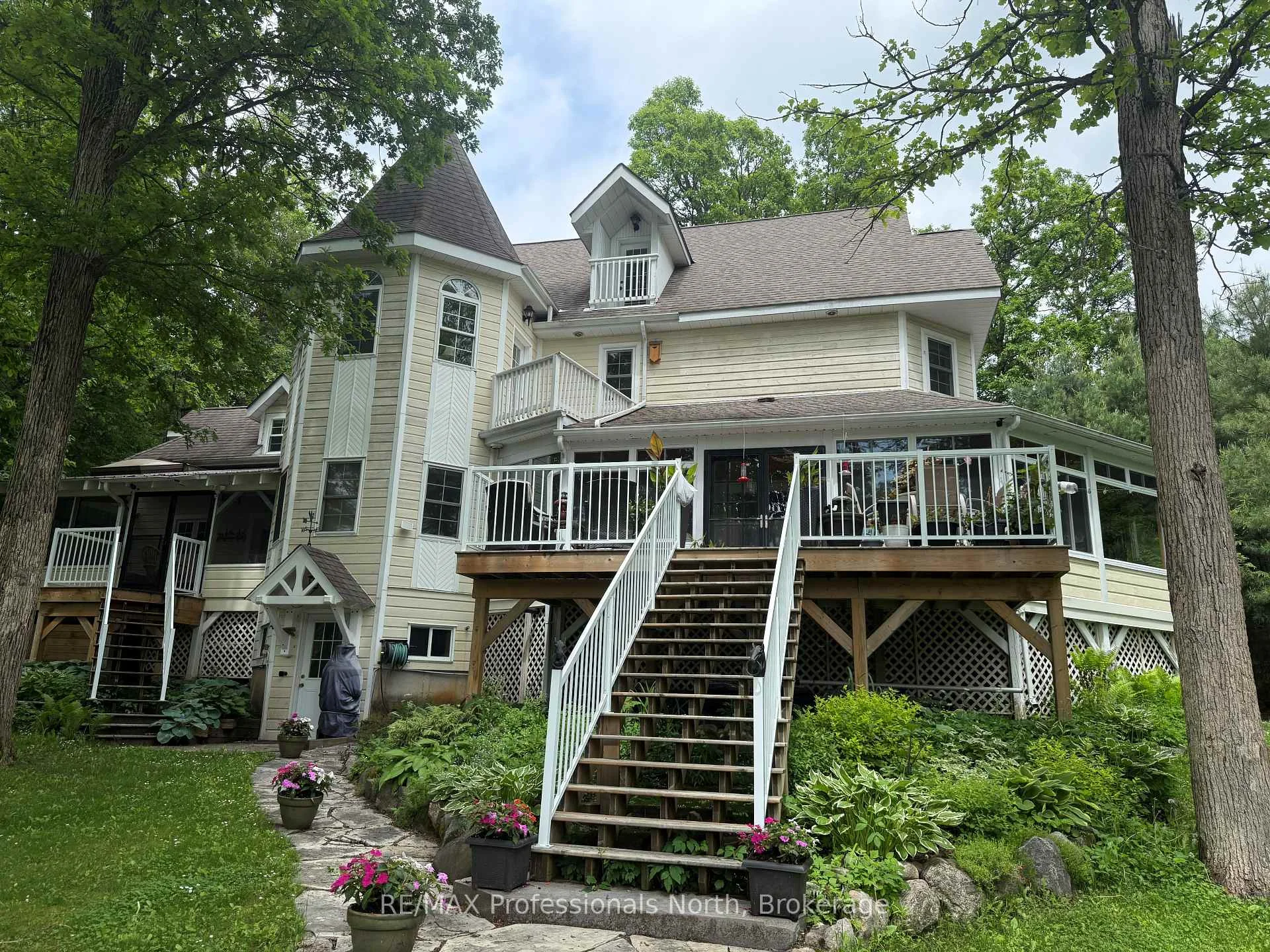 Photo 2 of 22 Knowles Crescent E, Seguin — HOMEH