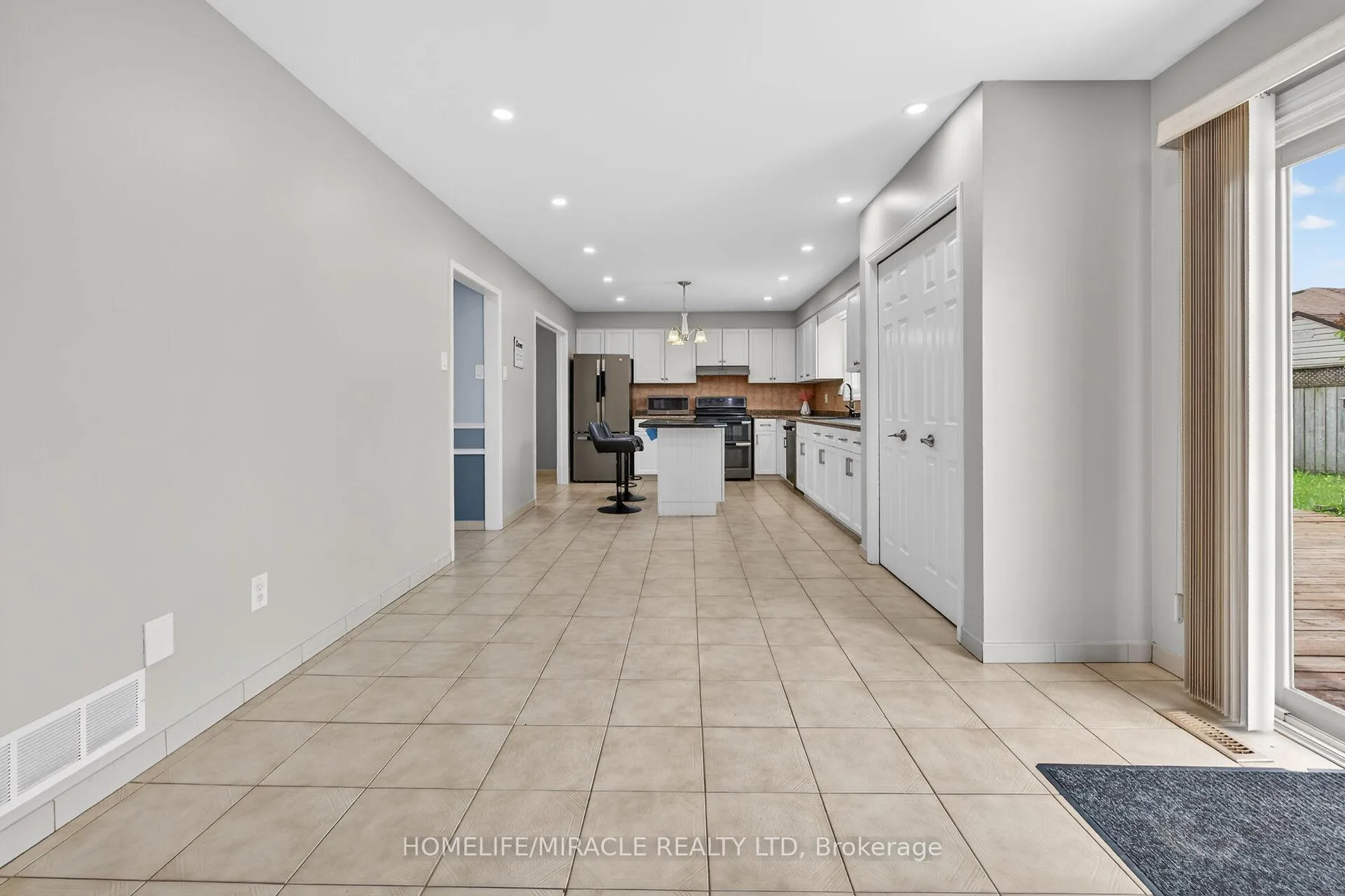 Photo 4 of 34 Capri Crescent, Hamilton, Riverdale — HOMEH