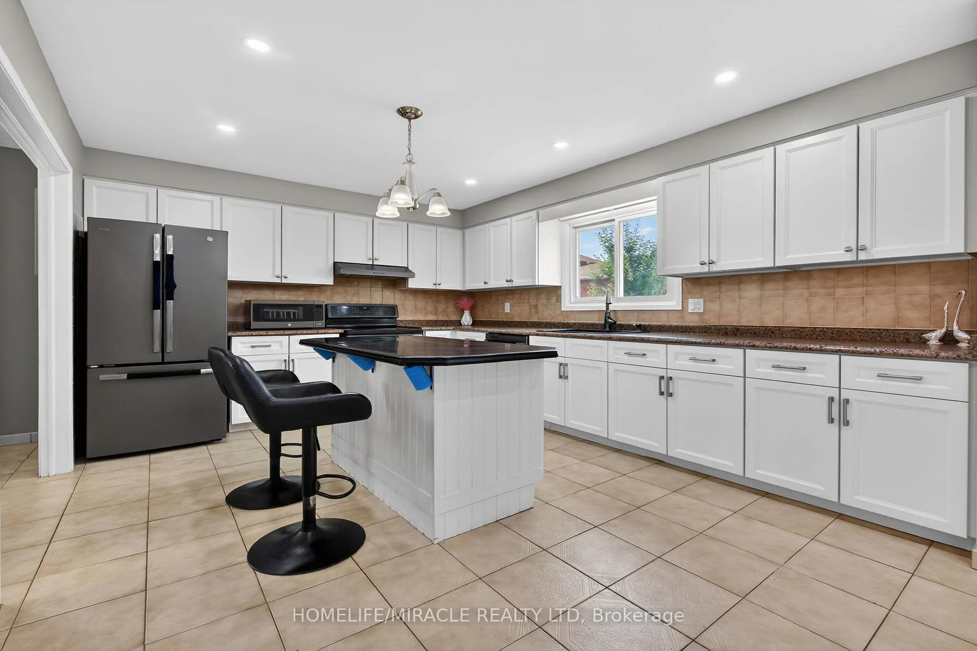 Photo 6 of 34 Capri Crescent, Hamilton, Riverdale — HOMEH
