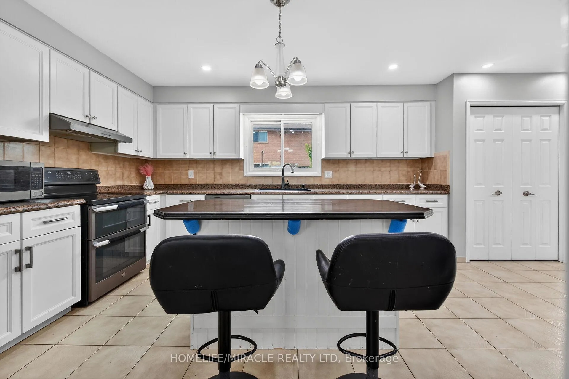 Photo 7 of 34 Capri Crescent, Hamilton, Riverdale — HOMEH