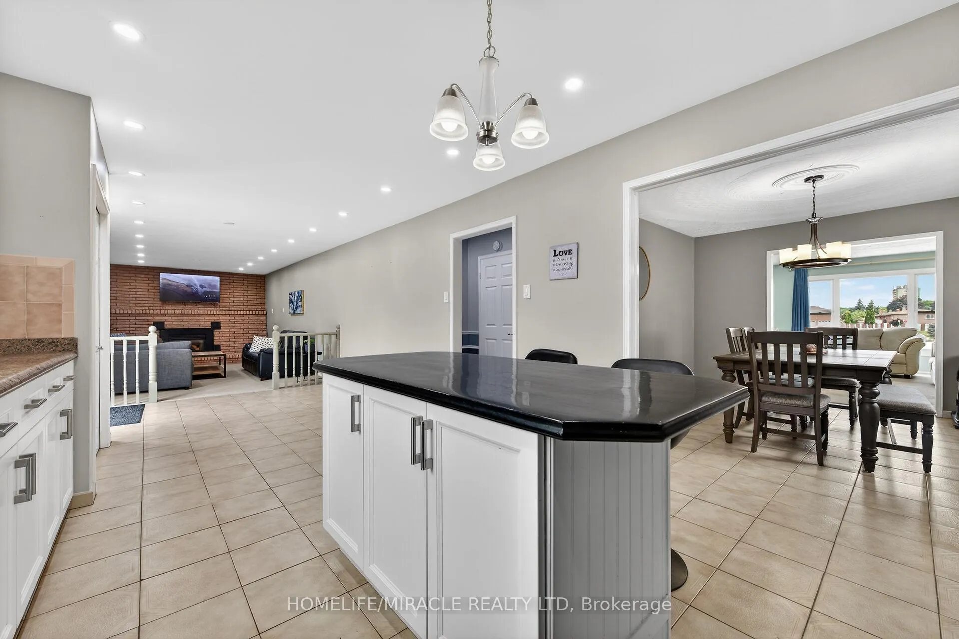 Photo 8 of 34 Capri Crescent, Hamilton, Riverdale — HOMEH