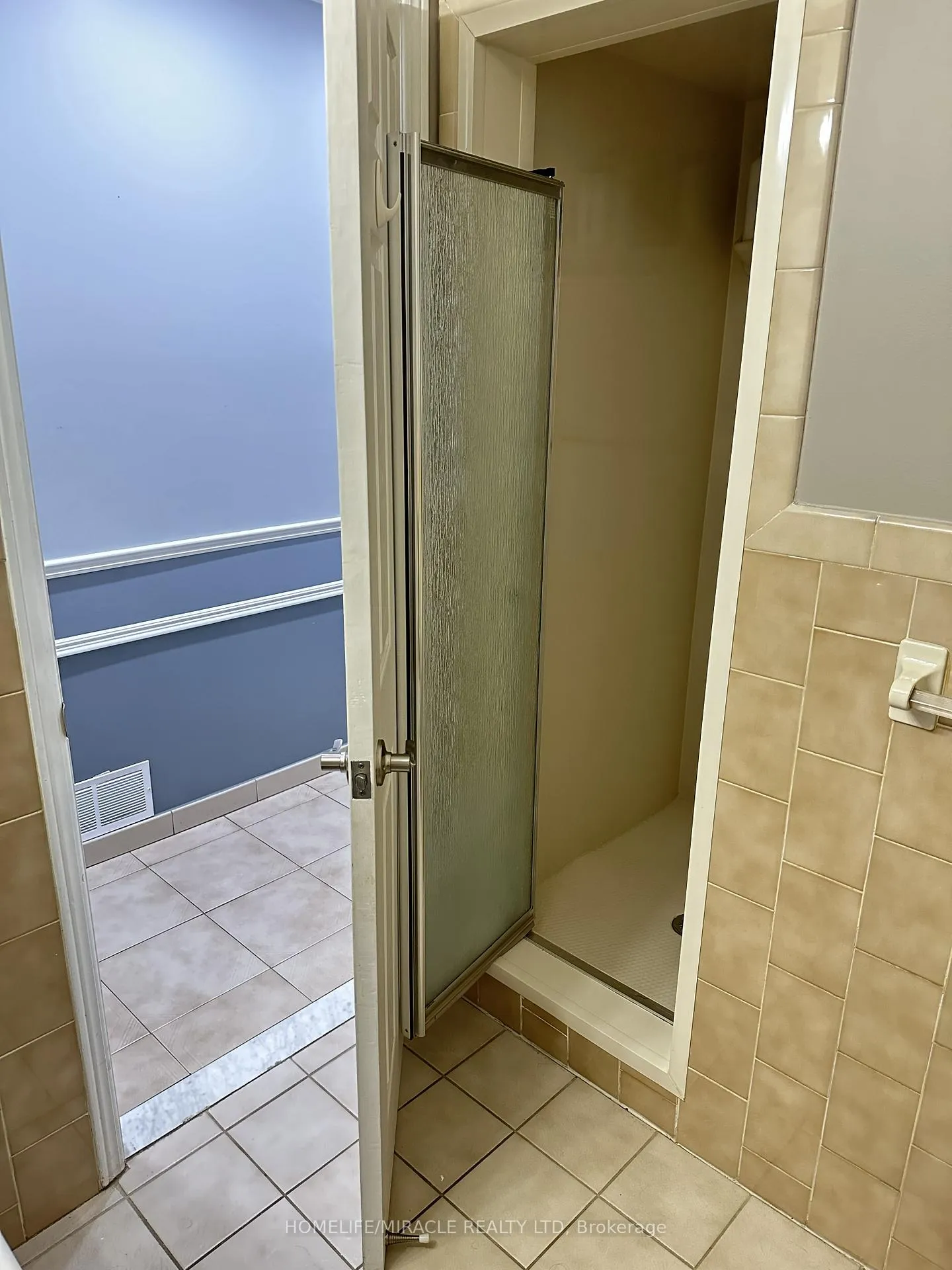Photo 21 of 34 Capri Crescent, Hamilton, Riverdale — HOMEH