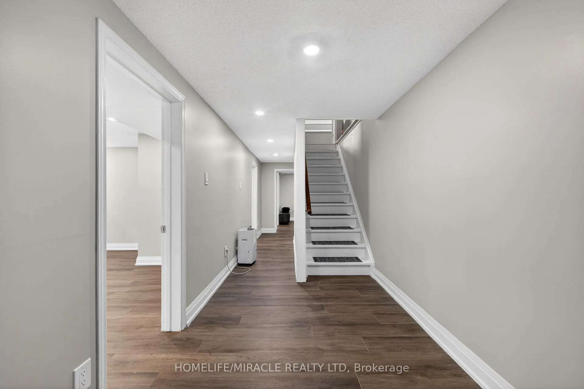 Photo 38 of 34 Capri Crescent, Hamilton, Riverdale — HOMEH