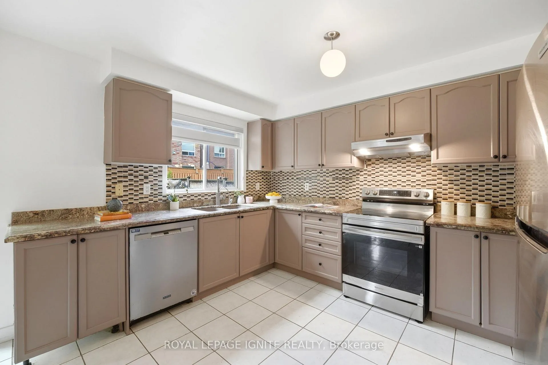 Photo 9 of 58 Williamson Drive E, Ajax, Northeast Ajax — HOMEH