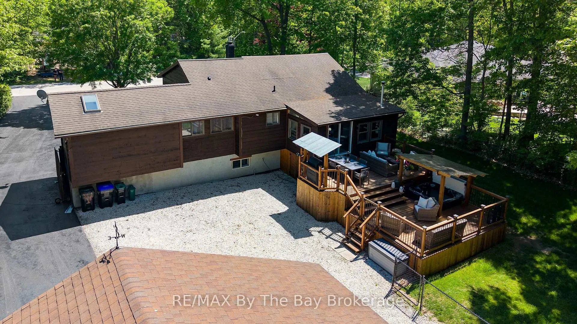 Photo 3 of 10 Birchwood Trail, Wasaga Beach — HOMEH