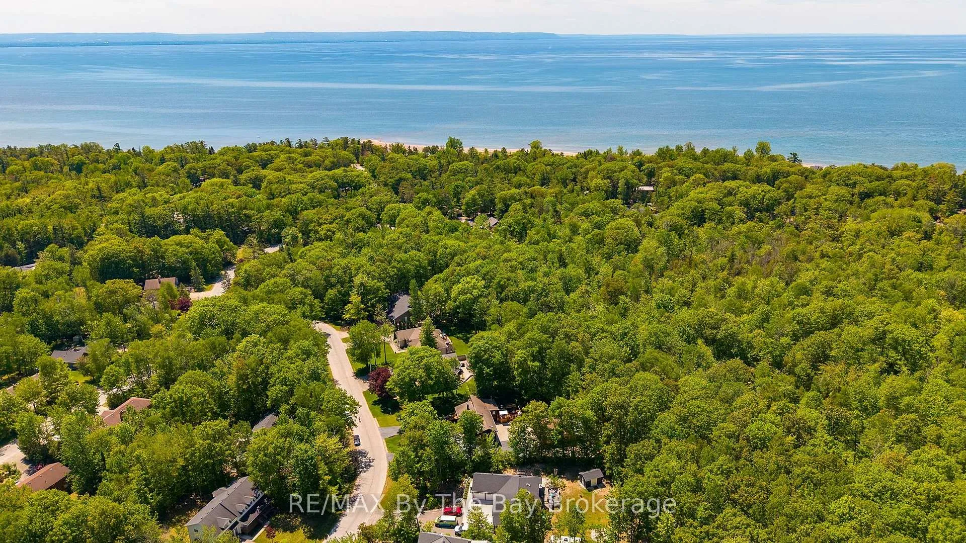 Photo 44 of 10 Birchwood Trail, Wasaga Beach — HOMEH