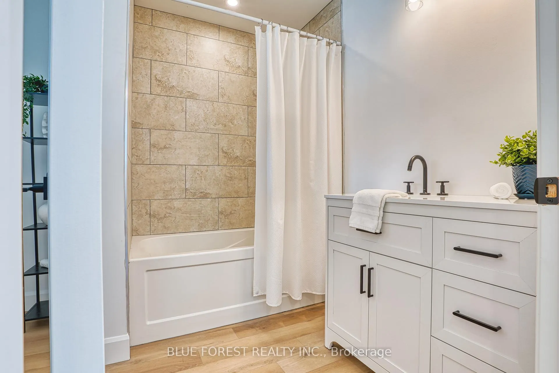 Photo 7 of 471 Albert Street, Stratford — HOMEH