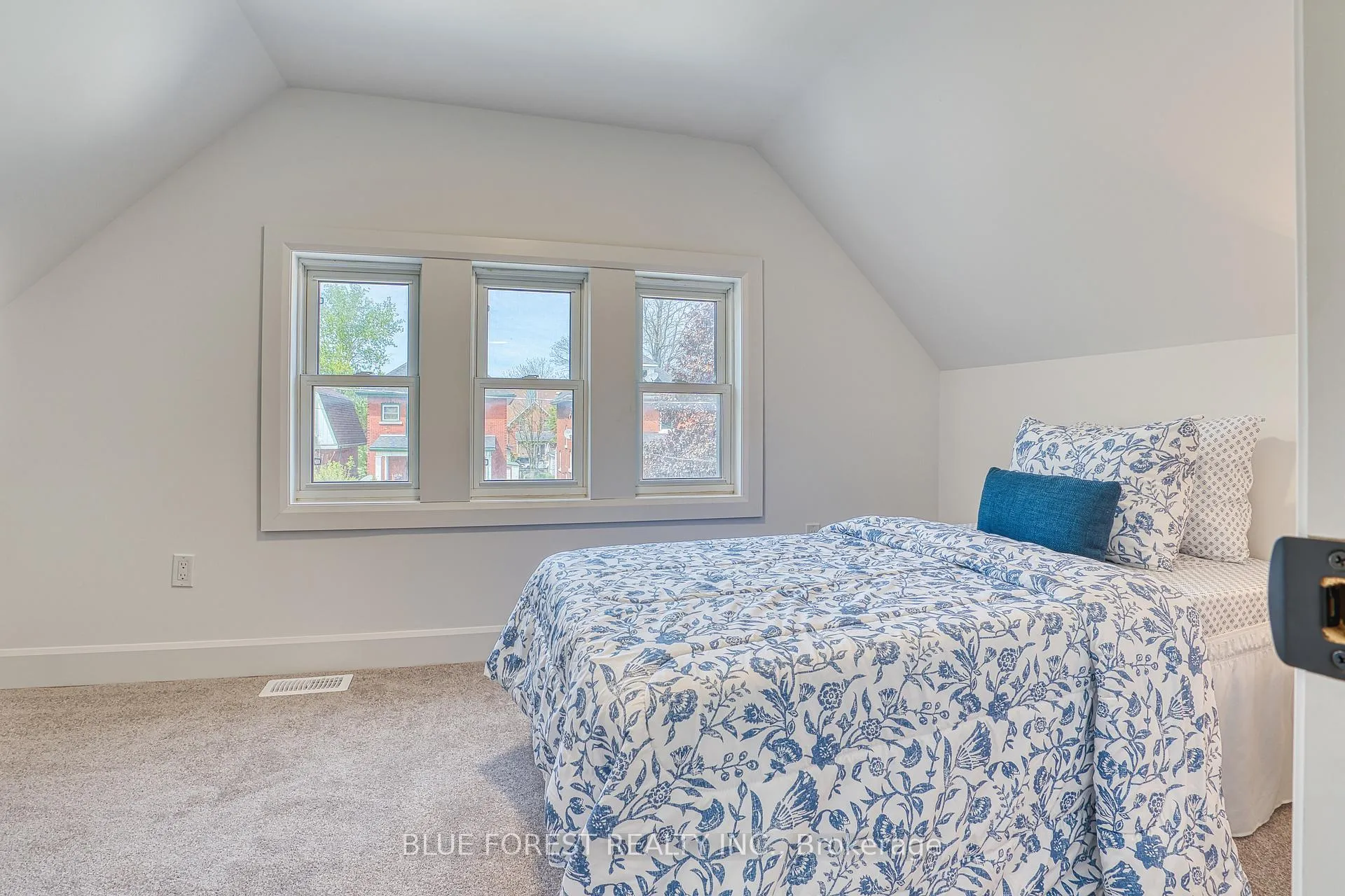 Photo 17 of 471 Albert Street, Stratford — HOMEH