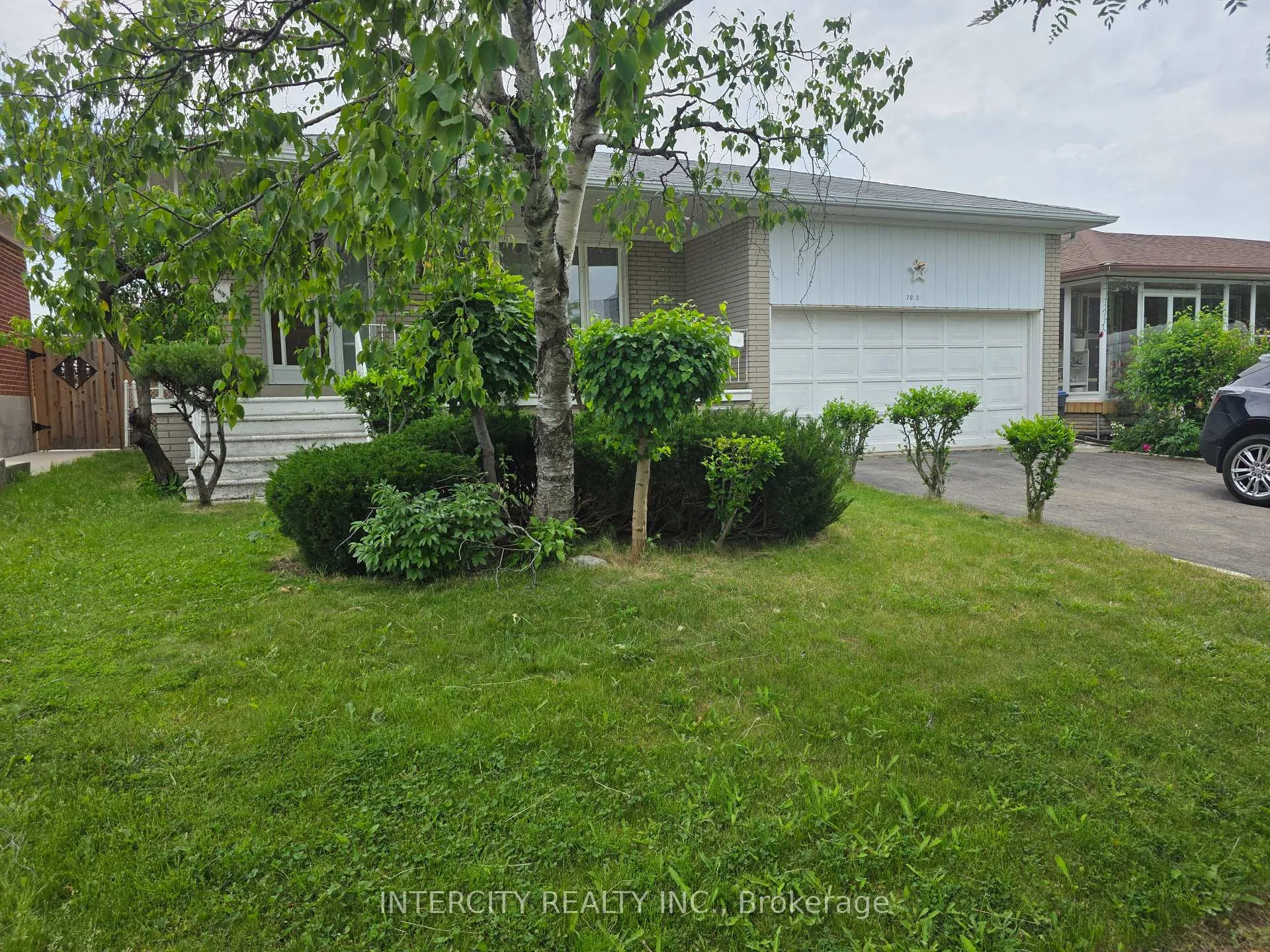 Photo 2 of 7030 Darcel Avenue, Mississauga, Malton — HOMEH
